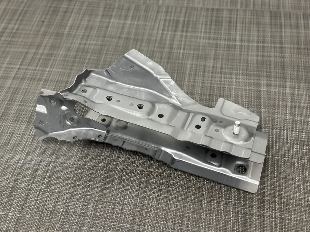 ボンネット構成部品 (スポット溶接組付部品)